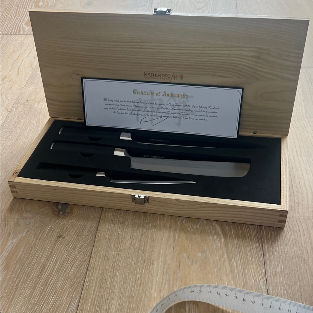 New_ Kamikoto 3-Piece Knife Set in Black with Wood Case